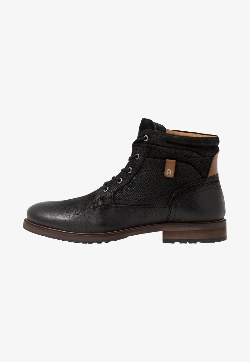 Bottine en cuir noir avec fermeture à lacets à l'avant, panneau latéral texturé, semelle marron et petit accent marron près du col, vue de côté.