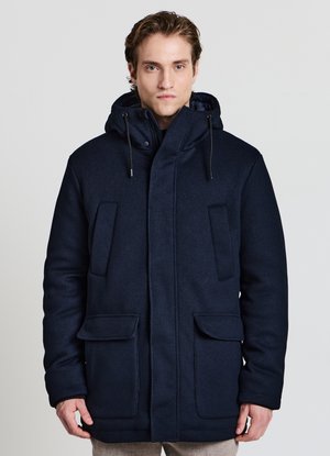 Navyblauer, wattierter Parka mit strukturierter Oberfläche, großen Fronttaschen, verstellbarer Kapuze und doppeltem Reißverschluss.