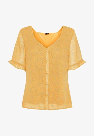 Blusa amarilla de manga corta con escote en V, que presenta un patrón texturizado y cierre frontal con botones. Tela ligera y transparente con mangas fruncidas.