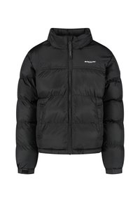 Zwarte pufferjack gemaakt van glanzende stof, met een hoge kraag, een rits aan de voorkant, twee zijzakken en een logo op de borst.