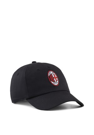Sort baseballcap med buet skygge og en patch med AC Milan-logo i rød, hvid og sort foran.