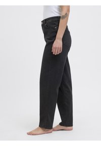 Černé džíny z denimu s přímým střihem nohavic, středním pasem, zapínáním na horní knoflík a jemnými švy na zadních kapsách.