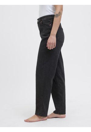 Musta farkut suoralahkeisella leikkauksella, joissa on keskikorkea vyötärö, yläosan napillinen sulkeminen ja hillityt ompeludetaljit takataskuissa.