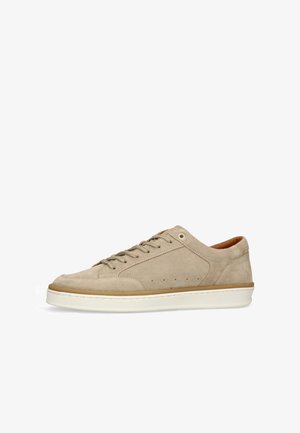 Beige suède lage sneaker met veters, witte zool en subtiele stikdetails op een witte achtergrond.