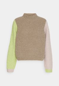 Pull en maille côtelée avec un col haut ; présente un corps marron, des manches rose pastel et vert, et une coupe ample. Matière texturée sur toute la surface.