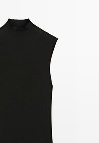 Czarna, bezrękawnikowa prążkowana bluzka dzianinowa z kołnierzem typu mock neck, ułożona płasko na białym tle, pokazująca górną połowę ubrania.