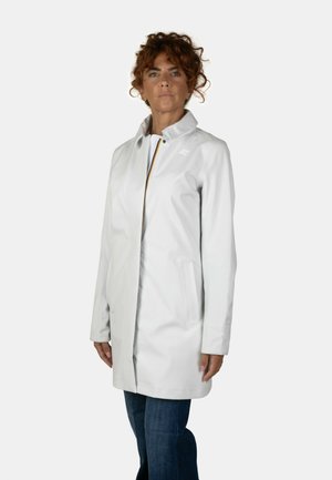 Cappotto bianco impermeabile con colletto alto, chiusura frontale con zip e due tasche laterali. Tessuto liscio con un design minimale.