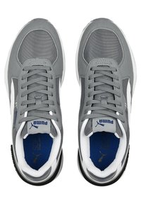 Scarpe da ginnastica grigie in materiale mesh e suede, con dettagli bianchi, punta rotonda, lacci piatti e una soletta imbottita con logo.