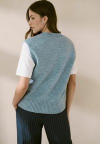Next BUTTON FRONT TANK - REGULAR FIT - Liemenė - blue