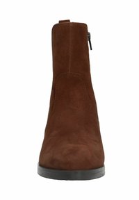 Stivale alla caviglia in suede marrone con punta rotonda, tacco piccolo e zip laterale. Presenta una texture liscia e un design minimalista.