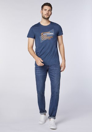 NORMALE PASSFORM - Print T-shirt - titan