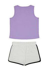 Completo a due pezzi; top senza maniche di lavanda, texture liscia; pantaloni corti bianchi con trim laterale nero, vita elastica e design leggero.