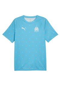 Gaiši zila sporta krekla ar apaļu kakla izgriezumu, īsām piedurknēm, ar visā virsmā redzamu mazu oranžu un baltu formu rakstu, logotips uz krūšu zona.