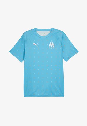 Lysblå sportsjersey med rund halsudskæring, korte ærmer, med et helfarvet mønster af små orange og hvide former, logo på brystet.
