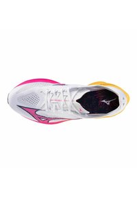 Zapatilla de running blanca con acentos en rosa y un talón amarillo. Presenta una parte superior de malla, cierre con cordones y un forro interior estampado.