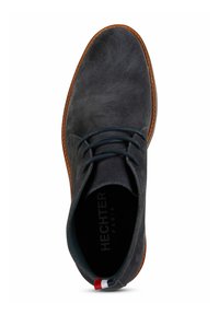 Donkergrijze suède schoen met een ronde neus, vetersluiting, bruine leren zool en een kleine driekleurige accentuering bij de hiel.