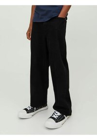 Svarta vida jeans i denim, med en ren design och rak skärning till ankeln. I kombination med svarta sneakers och vita detaljer.