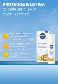 NIVEA SUN 2-in-1 Primer UV Serum in un flacone cilindrico bianco con accenti blu e oro, offre SPF 50+, formula leggera e senza profumo aggiunto.