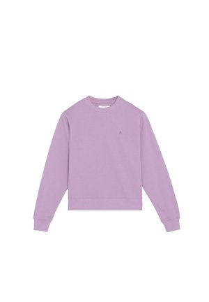 Sudadera color lila con cuello redondo, mangas largas y puños acanalados, con un pequeño logo bordado en el pecho izquierdo.