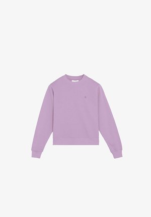 Sudadera color lila con cuello redondo, mangas largas y puños acanalados, con un pequeño logo bordado en el pecho izquierdo.