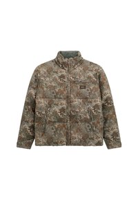 Giacca imbottita con colletto alto, caratterizzata da un motivo camouflage in tonalità terrose di verde, marrone e grigio, con zip frontale e tasche.