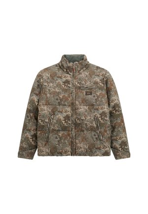Veste rembourrée avec un col haut, présentant un motif camouflage dans des tons terreux de vert, marron et gris, ainsi que des zips à l'avant et des poches.