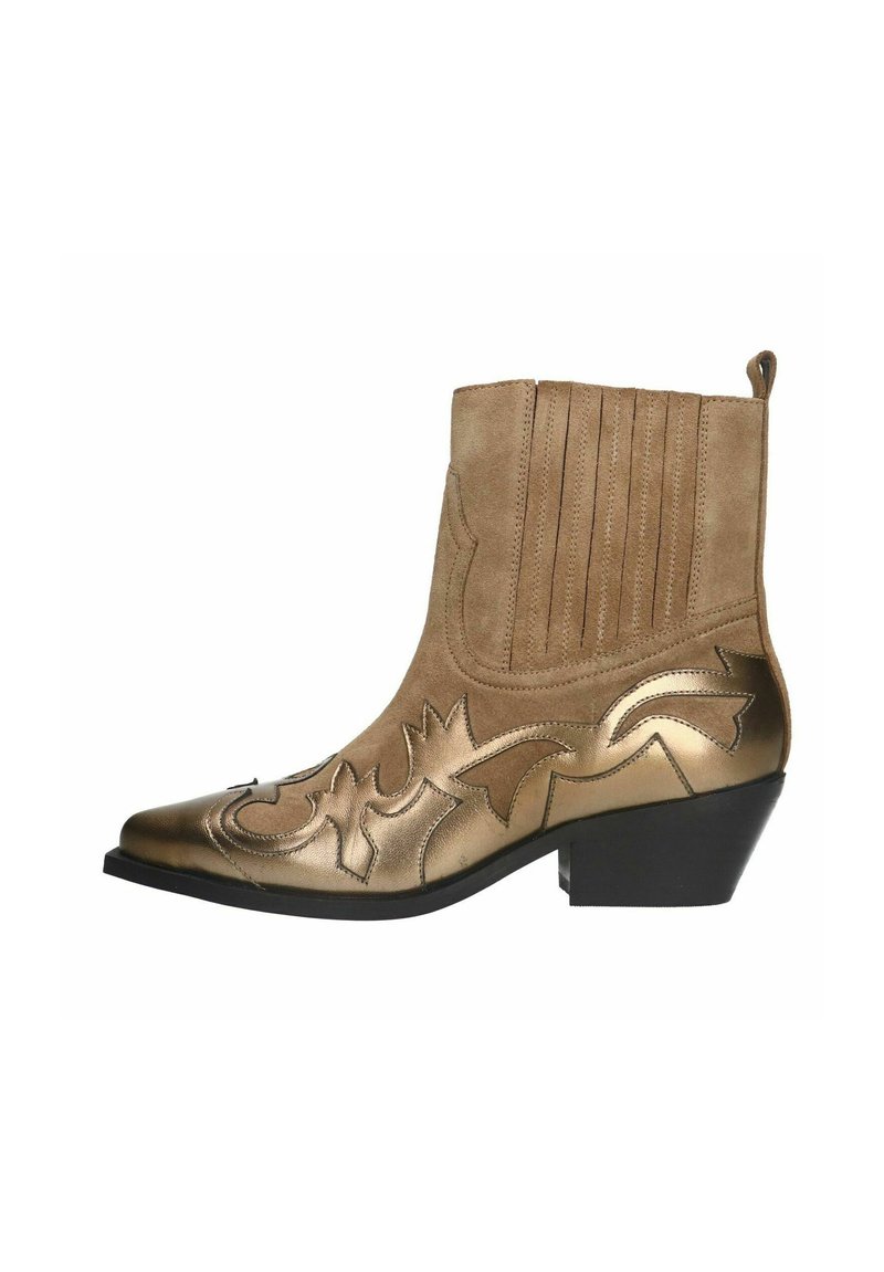 Botte de cowboy en cuir brun avec des accents dorés, bout pointu, couture décorative et un talon de hauteur moyenne. Surface texturée avec des panneaux verticaux.