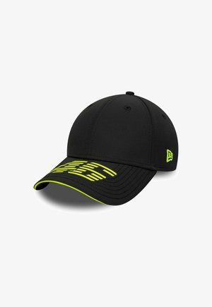 Schwarze Baseballkappe mit neongelbem Text und Einfassung am Schirm sowie einem kleinen neongelben Logo an der Seite.