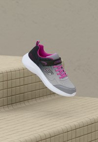 Graue und schwarze Sportschuhe mit pinken Akzenten, Schnürdesign, gepolstertem Kragen und strukturiertem Obermaterial, mit einer weißen Sohle und Markenlogo.