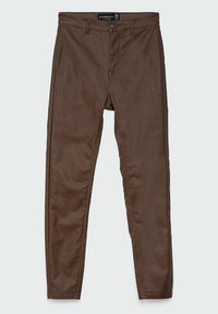Bruine, slimfit broek van een gladde stof. Heeft vijf zakken, een rits en een standaard taille met riemlussen.