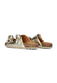 Metalen gouden platte sandalen met geknoopte stofaccenten en kurkachtige platformzolen. Geharste outsole voor grip. Eenvoudig, open teen ontwerp.