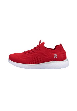 Czerwony dziany sportowy sneaker z białą wyściełaną podeszwą i pętlami na języku i pięcie, widoczne boczne logo "R".
