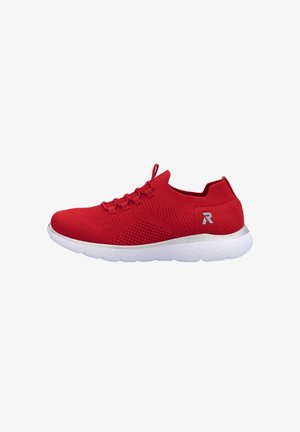 Czerwony dziany sportowy sneaker z białą wyściełaną podeszwą i pętlami na języku i pięcie, widoczne boczne logo "R".