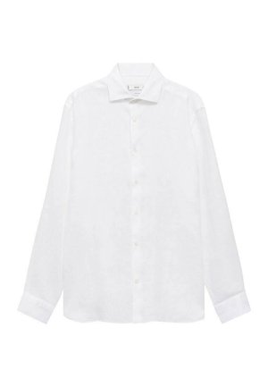 Chemise blanche à manches longues, fabriquée dans un tissu léger. Elle présente un col classique, une fermeture à boutons et des poignets aux bords arrondis.