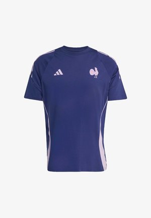 Marineblauw sportshirt met witte accenten en korte mouwen. Bevat een roze haan-embleem en het Adidas-logo op de linkerborst. Gemaakt van ademende stof.