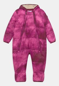 Roze, opgeblazen sneeuwpak met een tie-dye patroon, voorzien van een capuchon, twee ritszakken en ribgebreide manchetten en enkels. Zachte binnenvoering.