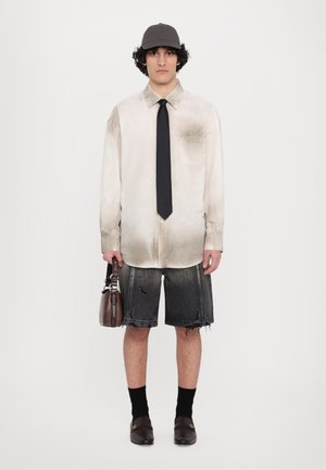 Feng Chen Wang GRADIENT WASHED UNISEX - Lühikesed teksad - black gradient