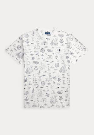 T-shirt blanc à manches courtes avec des croquis nautiques bleu marine comprenant des voiliers, ancres, compas, phares et roues de bateau.
