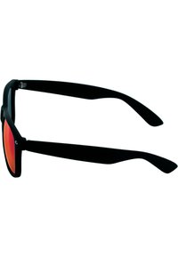 Ochelari de soare din plastic negru cu lentile portocalii reflectorizante, având un cadru dreptunghiular și biserici negre înguste. Fără logo vizibil.