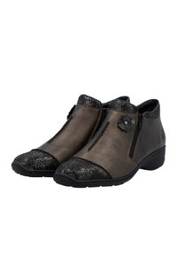 Bottes ankle en faux cuir marron avec un embout noir texturé, des zips sur les côtés et un accent floral sur le côté extérieur. Design à talon bas.