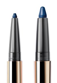 Dwa niebieskie ołówki kosmetyczne z stożkowymi końcówkami, ozdobione metalicznymi szaro-złotymi akcentami. Lewa końcówka jest ciemniejsza i płaska, prawa jest zaokrąglona.