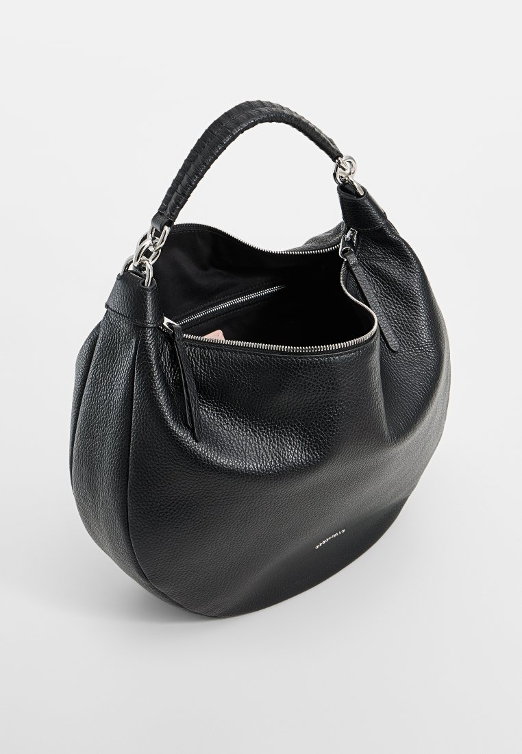 Borsa a tracolla in pelle nera con finitura texturizzata, forma arrotondata, chiusura superiore con zip e manici intrecciati. L'interno presenta molteplici tasche.