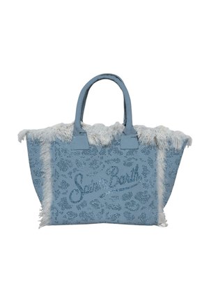 Borsa tote azzurra chiaro con bordi frangiati bianchi, motivo leopardato e "Saint Barth" scritto sul davanti con carattere decorativo.