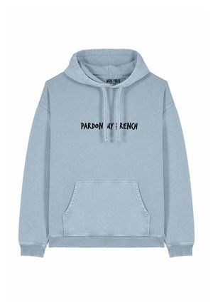 Lichtblauwe hoodie gemaakt van zachte katoen. Heeft een voorste kangoeroezak en zwarte tekst "PARDON MY FRENCH" op de borst.