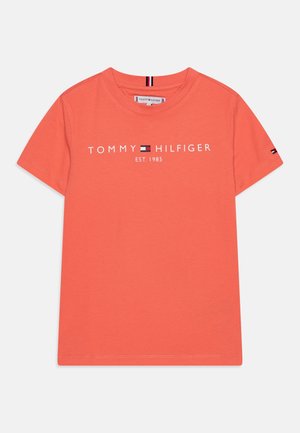 Korálové bavlněné tričko s kulatým výstřihem a krátkým rukávem. Obsahuje bílý text "TOMMY HILFIGER EST. 1985" a malý logo akcent na rukávu.