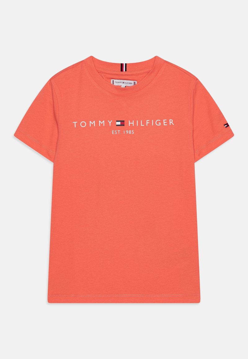 Koralowa bawełniana koszulka z okrągłym dekoltem i krótkimi rękawami. Zawiera białe napisy "TOMMY HILFIGER EST. 1985" oraz mały akcent z logo na rękawie.