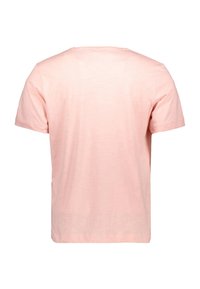 Camiseta de manga corta en tejido rosa claro con una textura suave; presenta un cuello redondo y un corte recto.