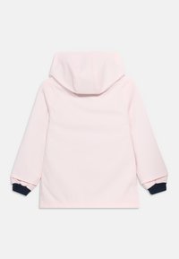 Veste à capuche rose clair avec manches longues et poignets élastiques bleu marine foncé, vue de dos sur fond blanc.