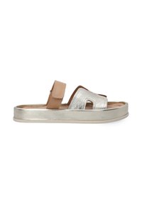 Metallic sølv slide sandal med en beige justerbar rem, åben tå design og en tykk tekstureret sål for komfort.