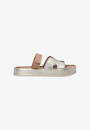 Sandale à glissière argentée métallique avec une bride beige réglable, design ouvert à l'avant et une semelle épaisse et texturée pour le confort.